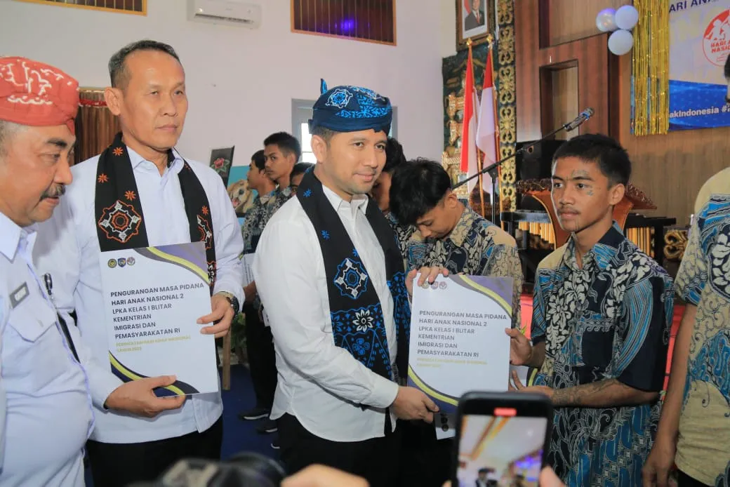 Dampingi Wakil Gubernur Serahkan Hak Anak Binaan di LPKA Blitar Dalam Peringatan Hari Anak Nasional 2025, Kakanwil : Anak Binaan Juga Punya Hak Yang Sama 
