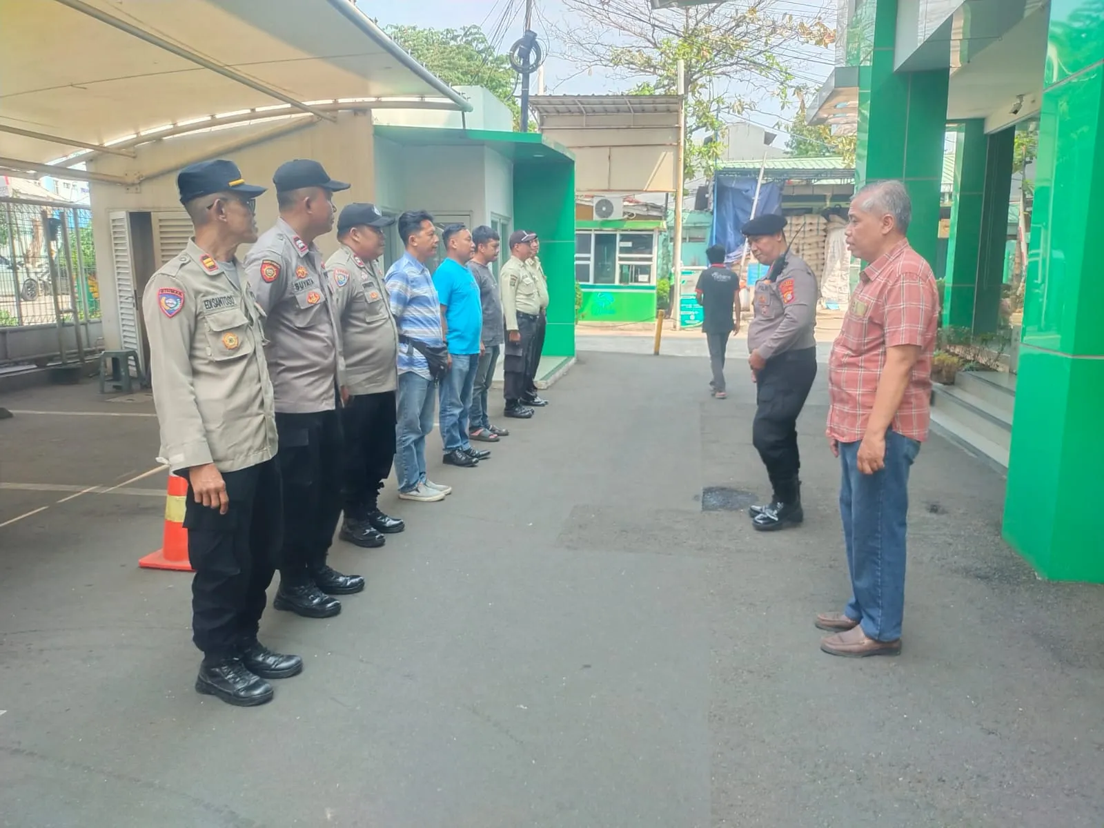 Polsek Pulogadung Gelar Apel Pengamanan Aksi Mahasiswa di PT. Food Station Tjipinang