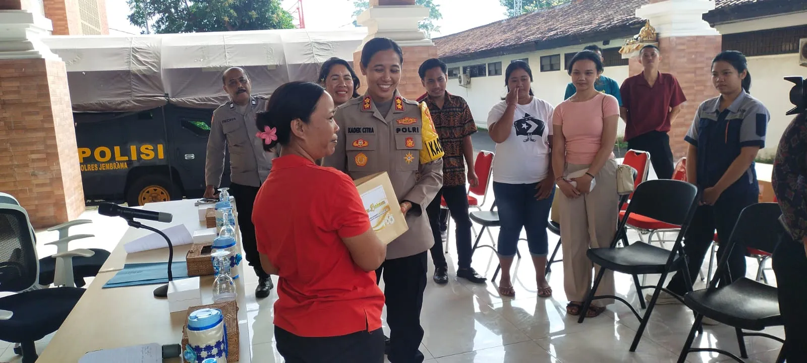 Kapolres Jembrana Berbagi Kasih Lewat Bantuan Sembako Kepada PHL Polres