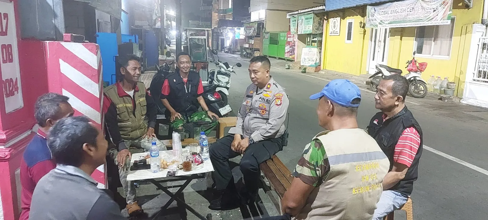 Kapolsek Makasar Sambangi Pos Kamling RW 12 Kebon Pala, Tegaskan Antisipasi Tawuran dan Curanmor