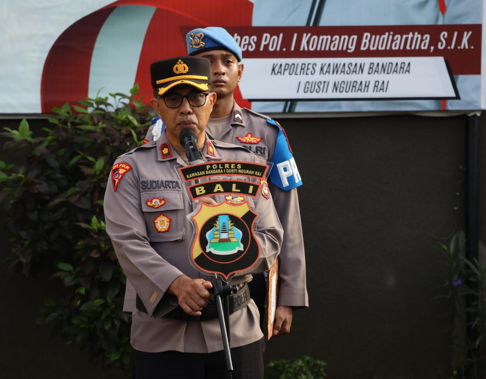 Wakapolres Bandara Ngurah Rai Pimpin Apel Pagi, Tekankan Kedisiplinan dan Kesiapsiagaan Personel