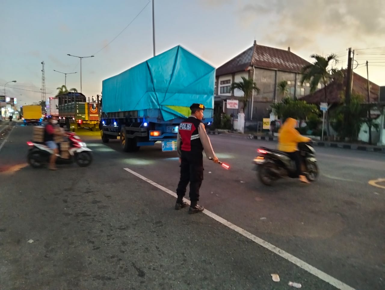 Antrean Kendaraan Mengular di Gilimanuk, Polres Jembrana: Penutupan Pelabuhan Sementara Karena Cuaca Buruk