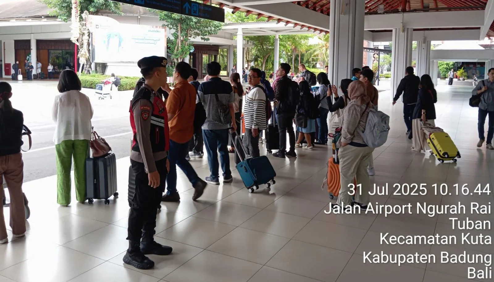Tingkatkan Keamanan dan Kenyamanan, Personel Polres Bandara Ngurah Rai Laksanakan Pengamanan di Terminal Domestik