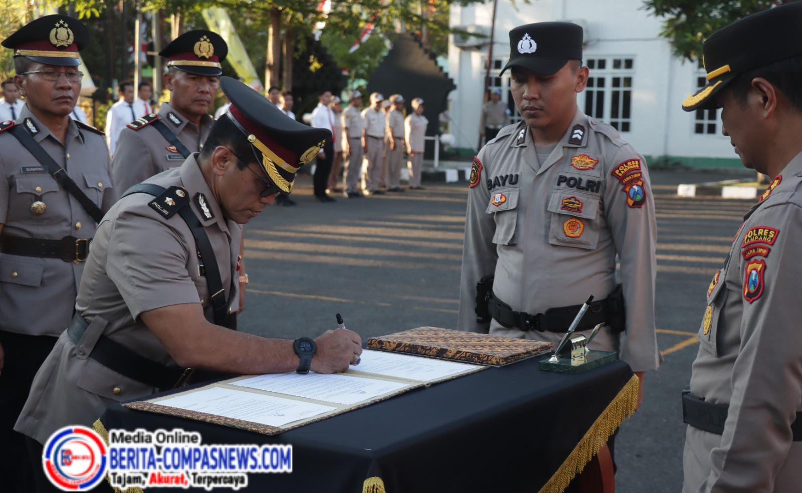 Serah Terima Jabatan di Polres Sampang, Kapolres Hartono Beri Apresiasi kepada Pejabat Lama