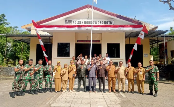 Koramil 01 Bondowoso Bersama Forkopimvam Beri Kejutan ke Polsek Kota Dalam HUT Bhayangkara ke 79