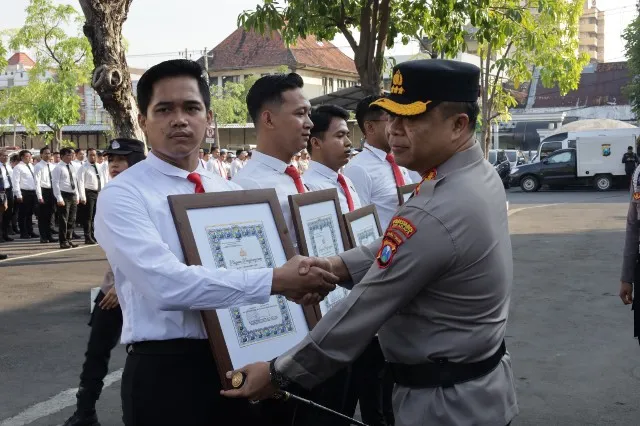 Kapolrestabes Surabaya Memberikan Penghargaan Tim Ungkap Curanmor yang Tewaskan Gadis Remaja