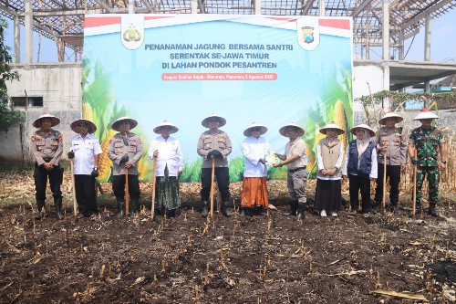 Dukung Swasembada Pangan, Polres Pasuruan Tanam Jagung Serentak Bersama Santri Ponpes Sabilunnajah