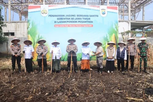 Dukung Swasembada Pangan, Polres Pasuruan Tanam Jagung Serentak Bersama Santri Ponpes Sabilunnajah