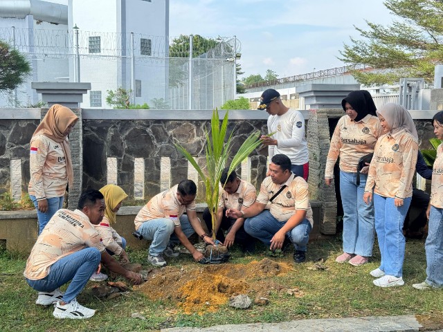 85 Pohon Kelapa Ditanam di Lapas Narkotika Pamekasan, Simbol Kemerdekaan Yang Bermanfaat