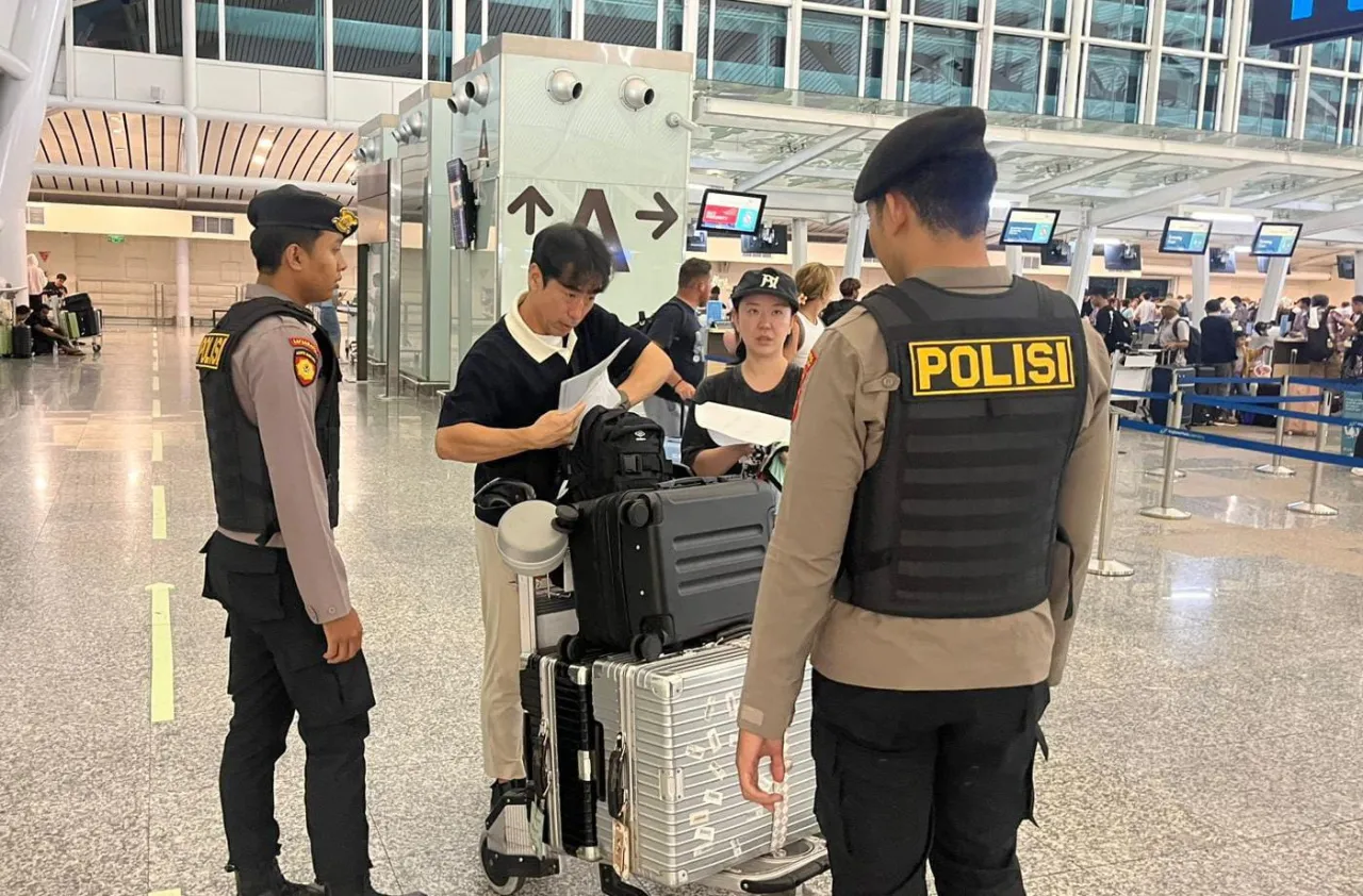 Polisi Bandara Ngurah Rai Layani Wisatawan Dengan Pendekatan Humanis di Terminal Keberangkatan Internasional