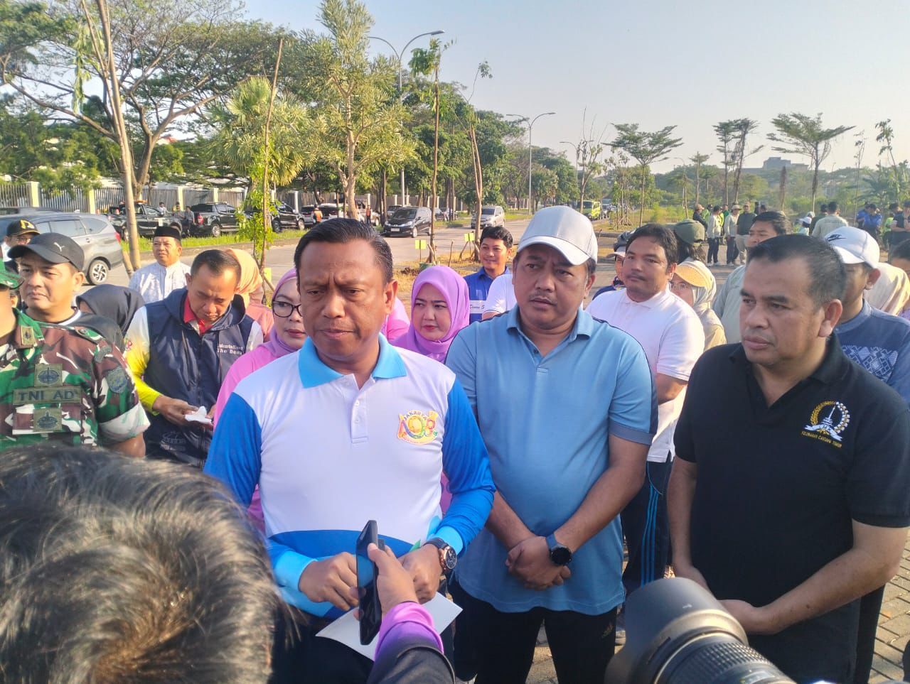 Wali Kota Jakarta Timur Tanam 20 Pohon Mahoni di Danau JGC Cakung Timur