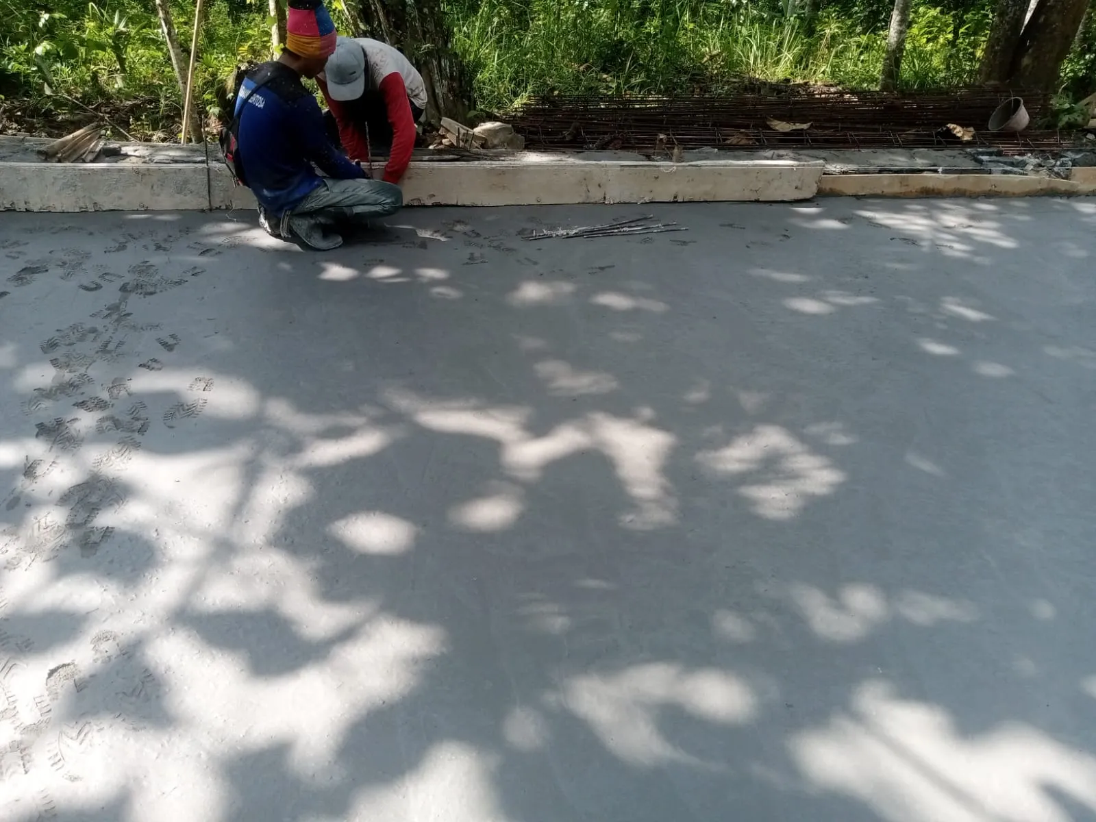 Diduga Proyek Pembangunan Beton Jalan Ruas Cibingbin Parungkokosan Tak Terapkan K3