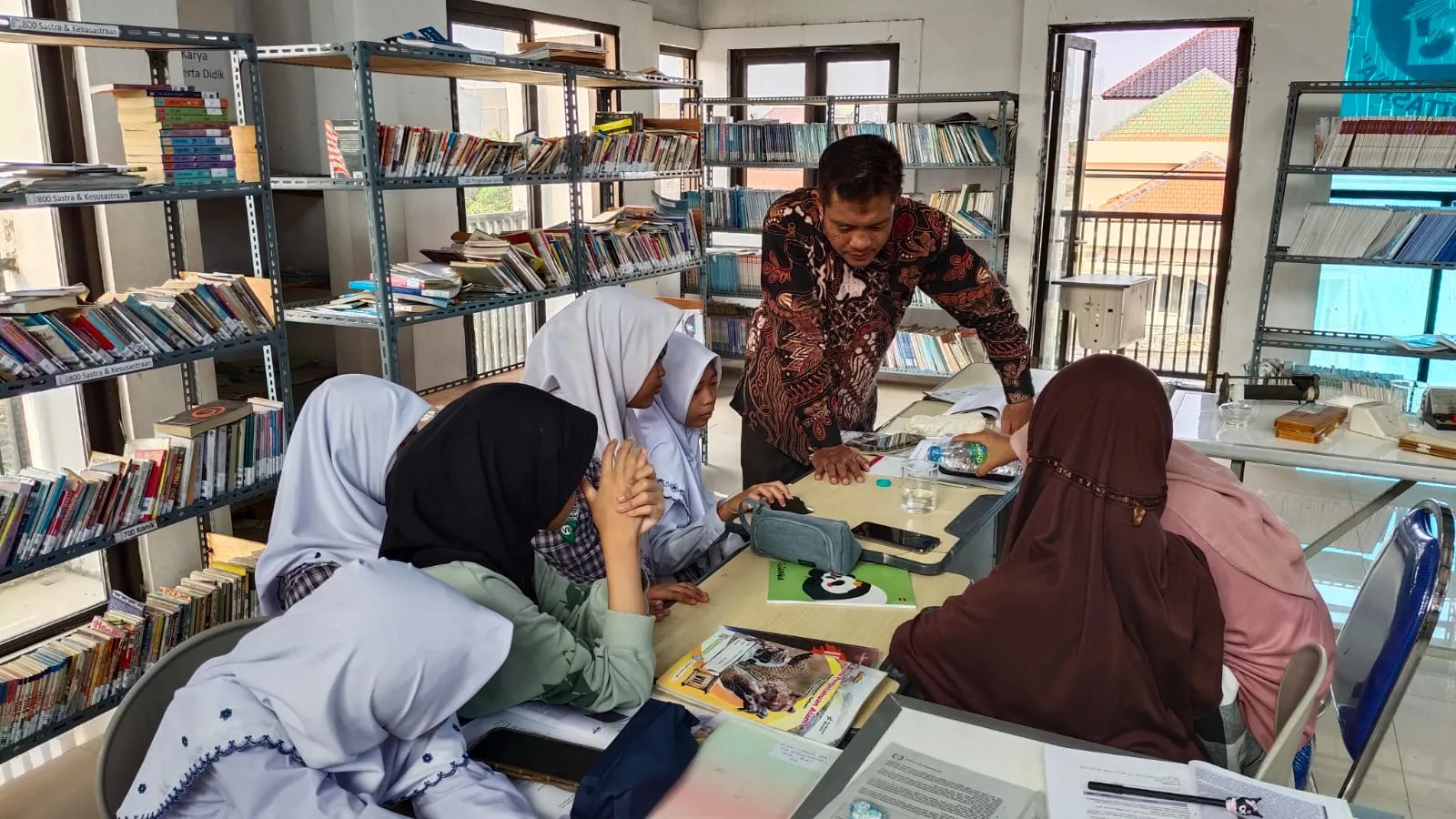SMP Muhammadiyah 1 Surabaya Gelar Praktikum IPA, Wujudkan Pembelajaran Aktif dan Bermakna