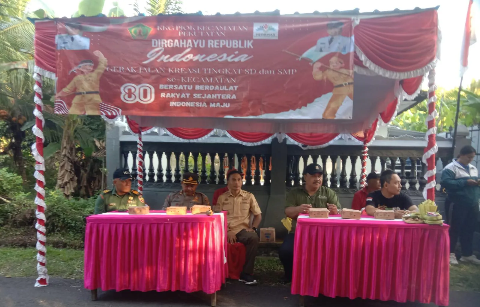 Kapolsek Pekutatan Hadiri Gerak Jalan Pelajar: Rayakan Kemerdekaan RI Dengan Semangat dan Kebersamaan