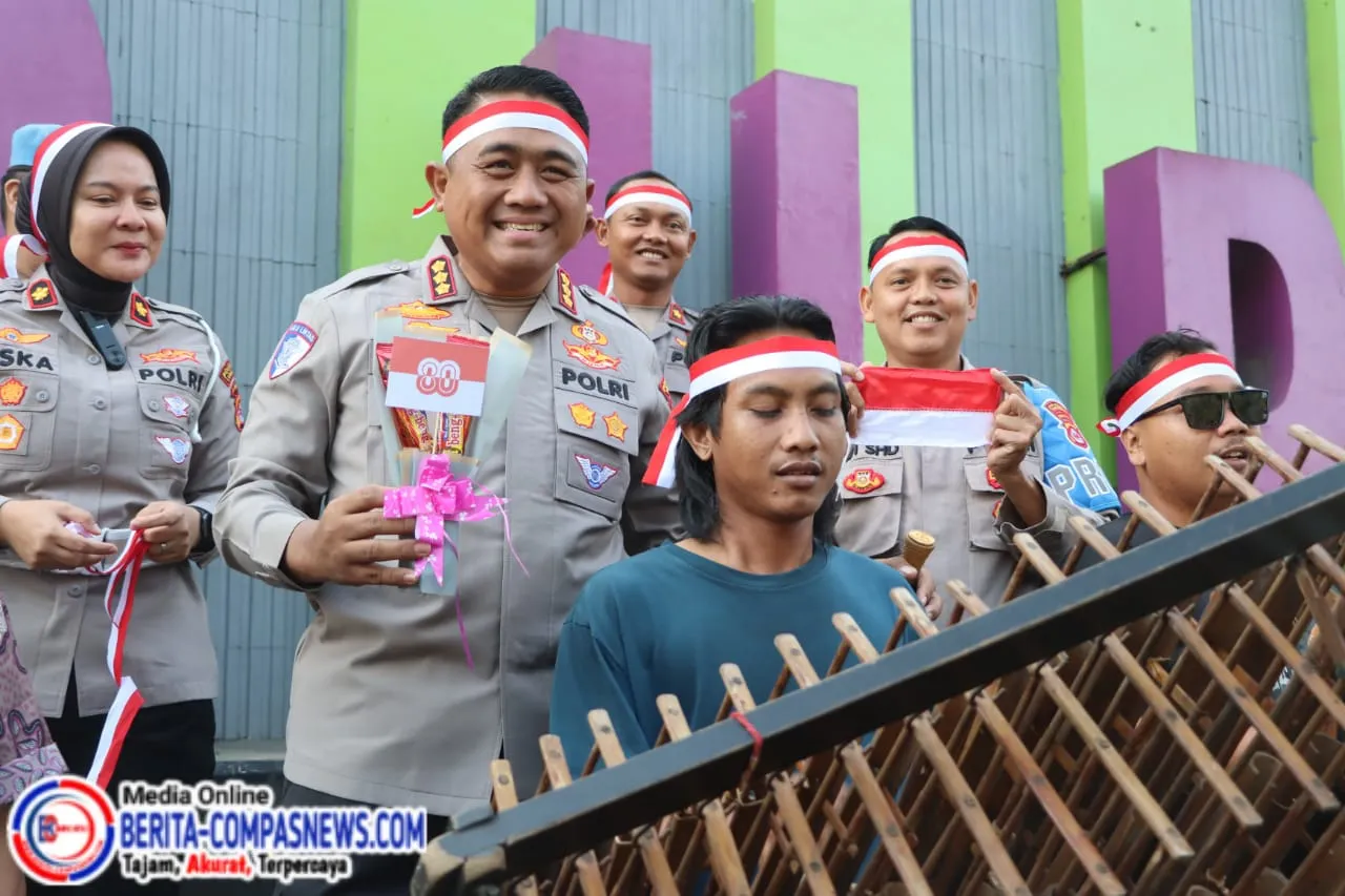 Jelang Hari Kemerdekaan, Kapolresta Tangerang Bagikan Bendera Merah Putih kepada Pengguna Jalan