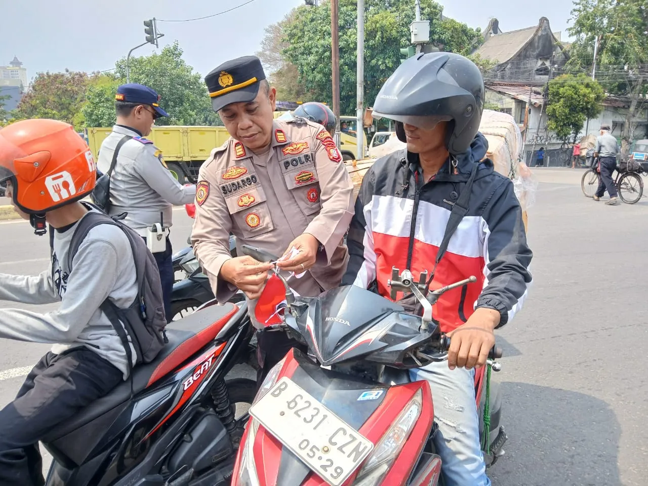 Pembagian Bendera Merah Putih Kepada Warga Masyarakat