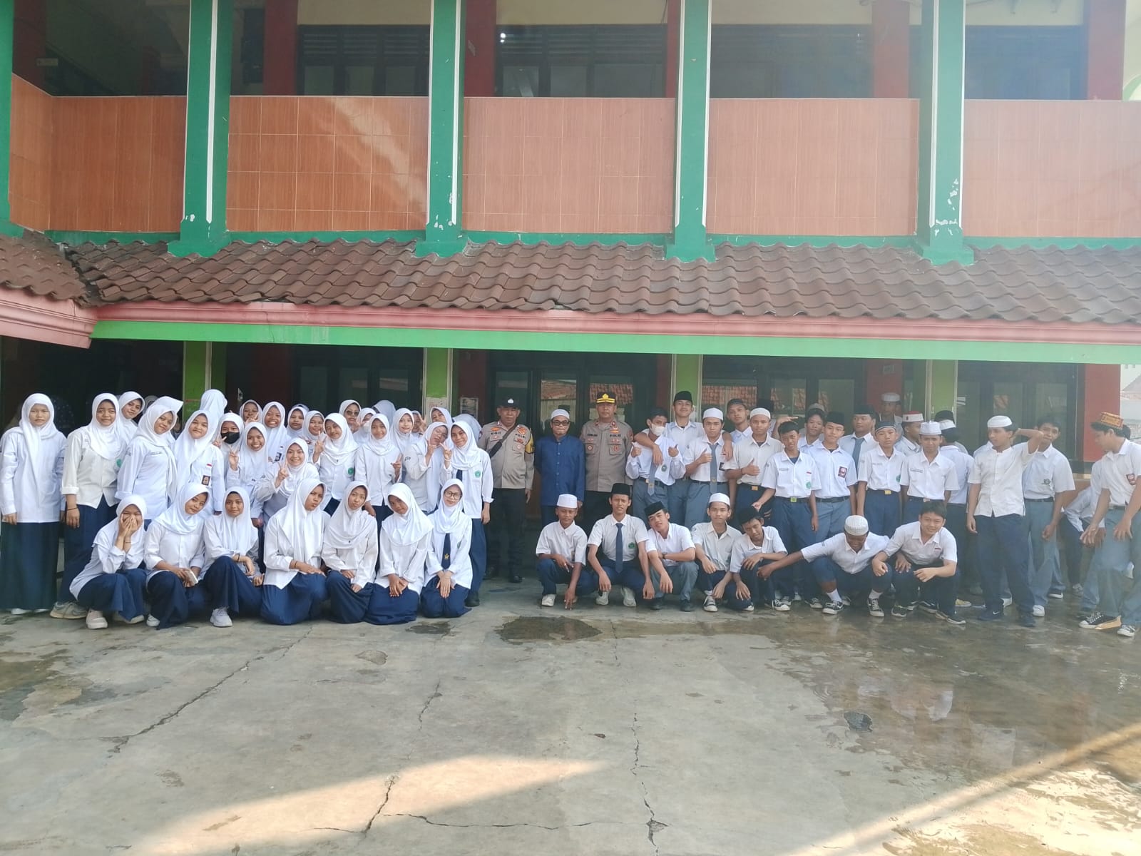 Kapolsek Makasar Sambangi Sekolah Islam Annasyatul Ilmiah, Tegaskan Pentingnya Peran Pelajar dalam Menjaga Masa Depan Bangsa