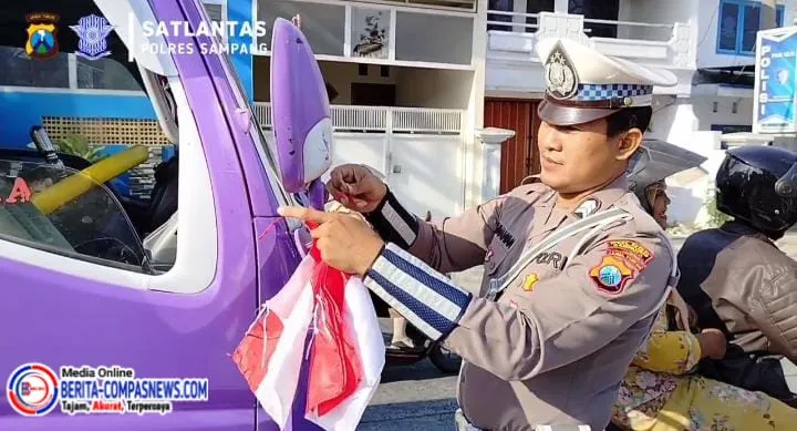 Satlantas Polres Sampang Bagikan Bendera Merah Putih untuk Peringati HUT RI ke-80