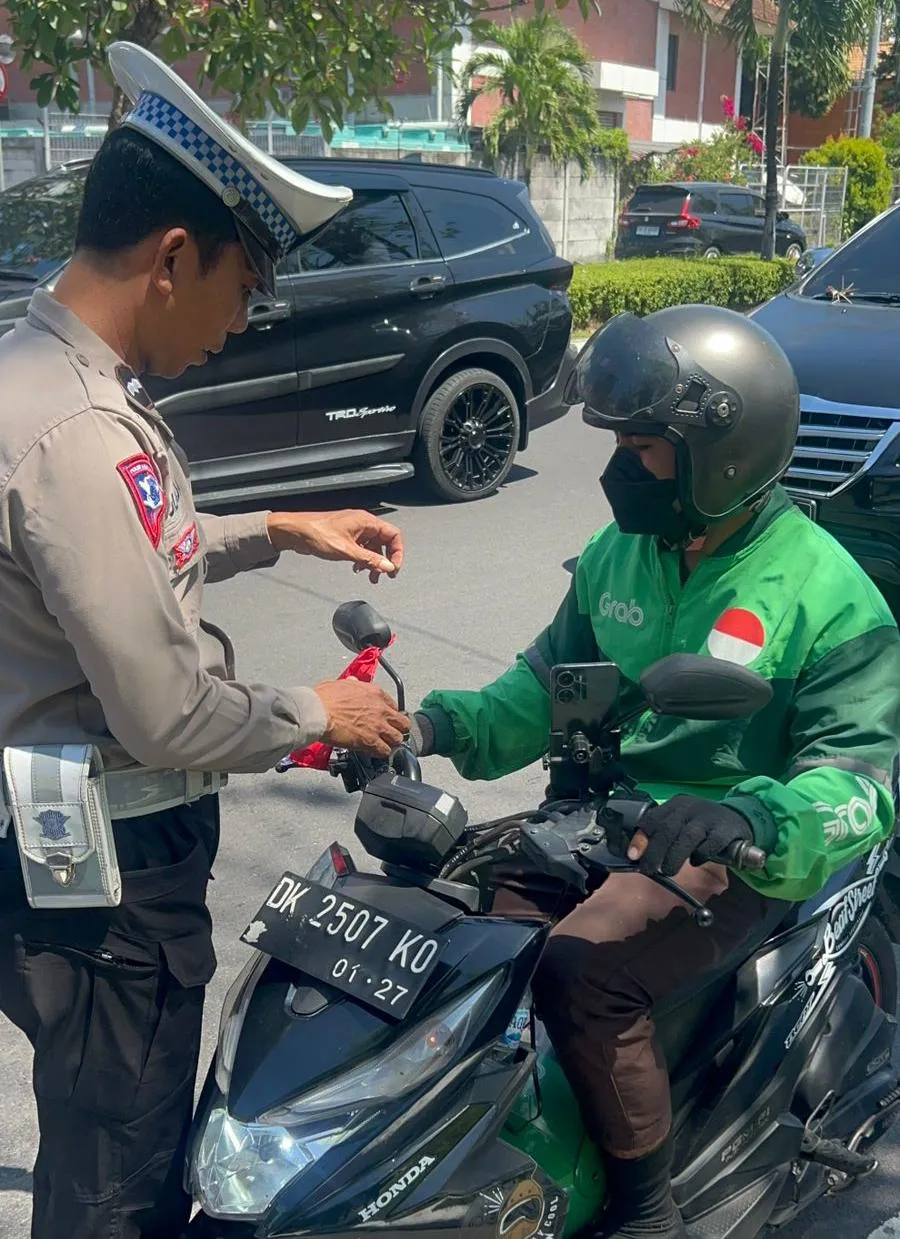 Jelang HUT RI ke-80, Sat Lantas Polres Bandara Bagikan Bendera Merah Putih Kepada Pengguna Jalan