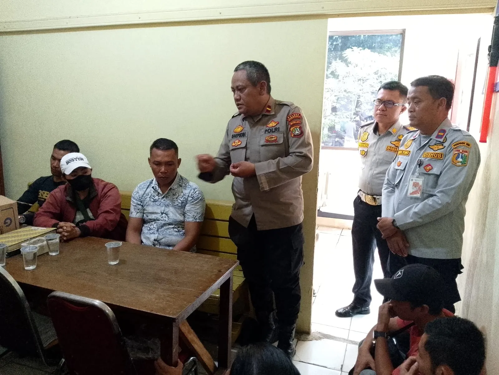 Polsek Ciracas dan Dishub Tertibkan Pedagang Asongan di Terminal Bus Kampung Rambutan