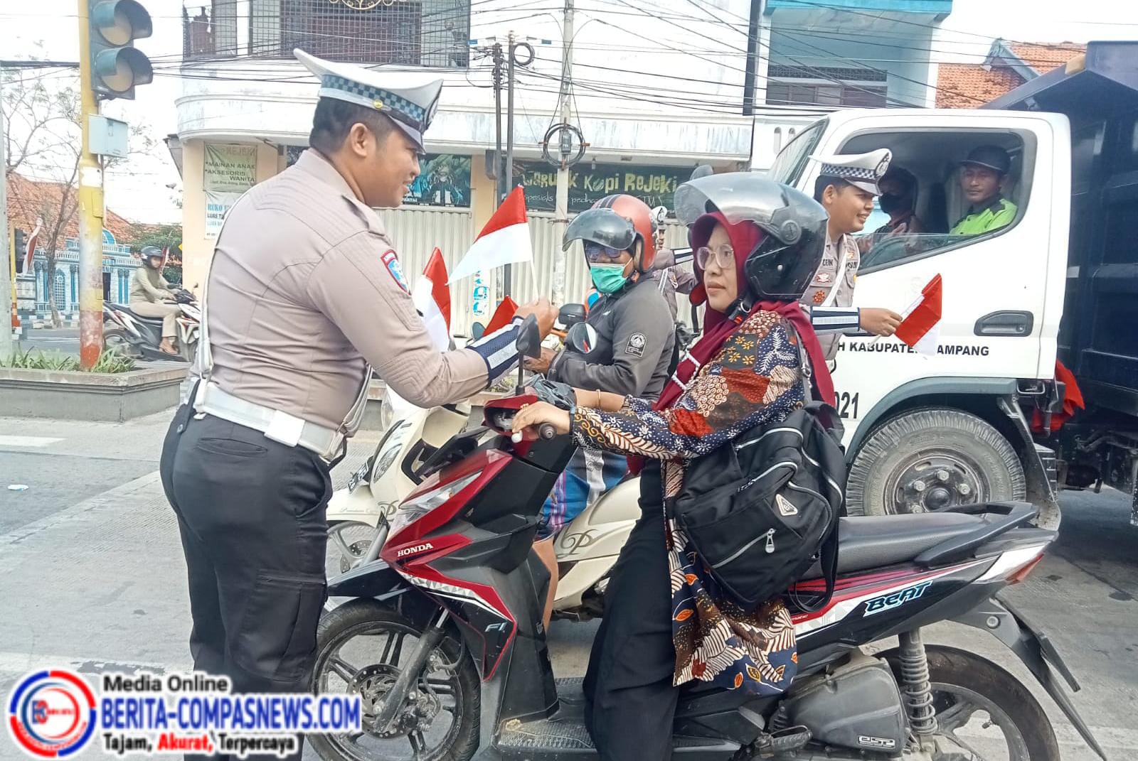 Pemasangan Bendera Merah Putih, Satlantas Polres Sampang Ajak Masyarakat Meriahkan HUT RI ke-80