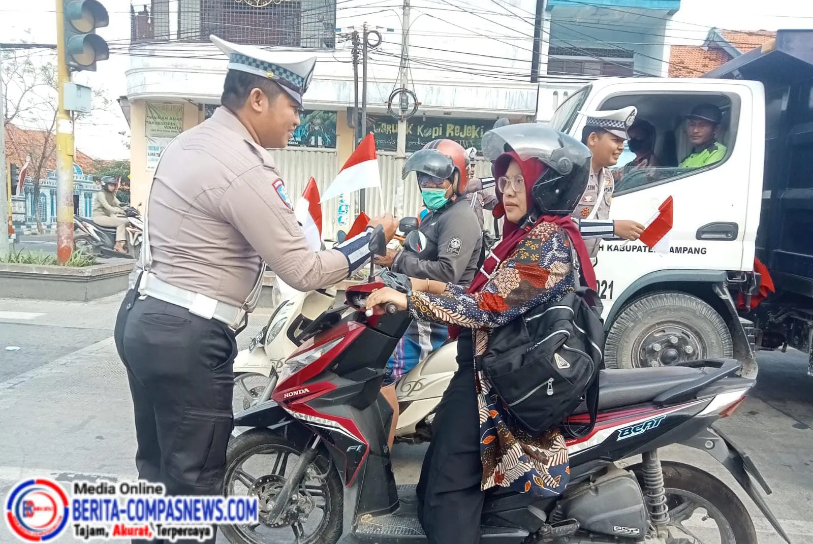 Pemasangan Bendera Merah Putih, Satlantas Polres Sampang Ajak Masyarakat Meriahkan HUT RI ke-80