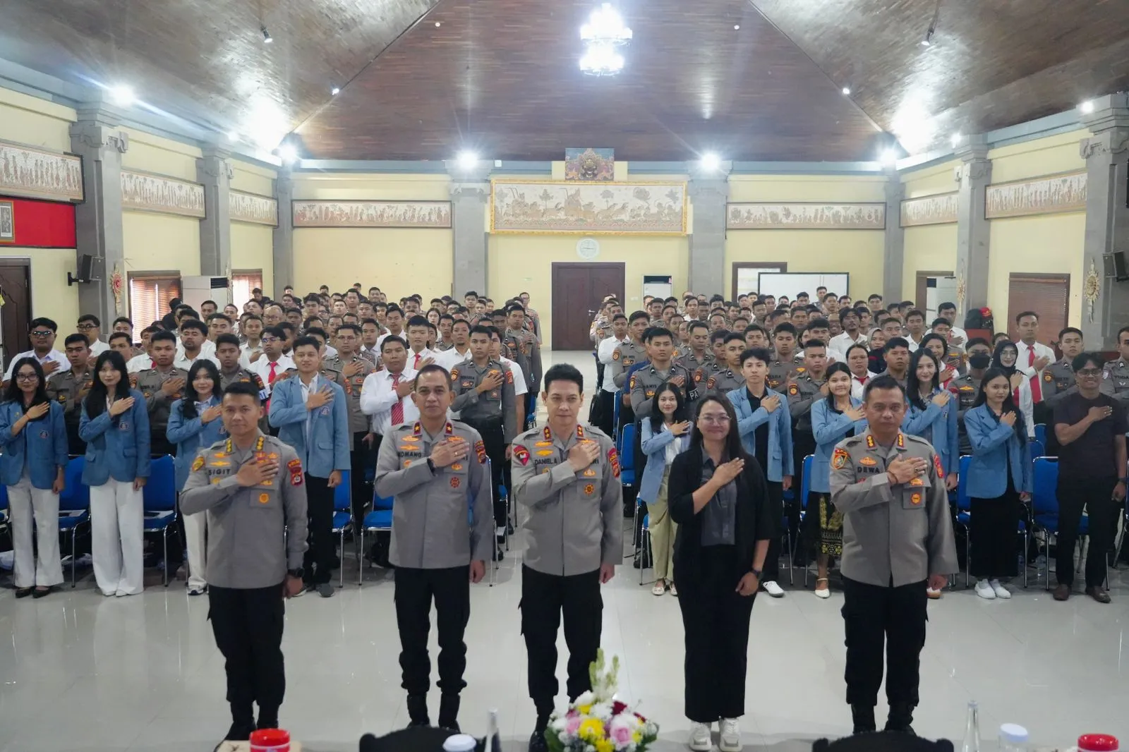 Kapolda Bali Buka Pelatihan Peningkatan Kemampuan Bahasa Inggris Personel Polda Bali