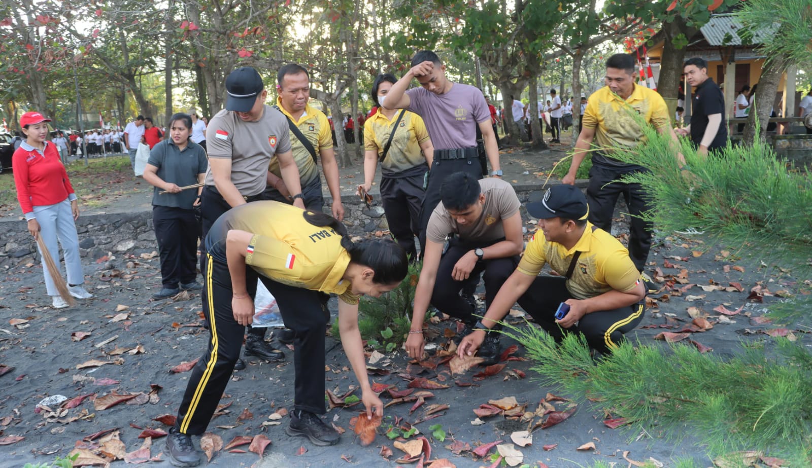 Kapolres Jembrana Hadiri Beach Clean Up di Pantai Perancak, Peringati HUT RI dan HUT Kota Negara