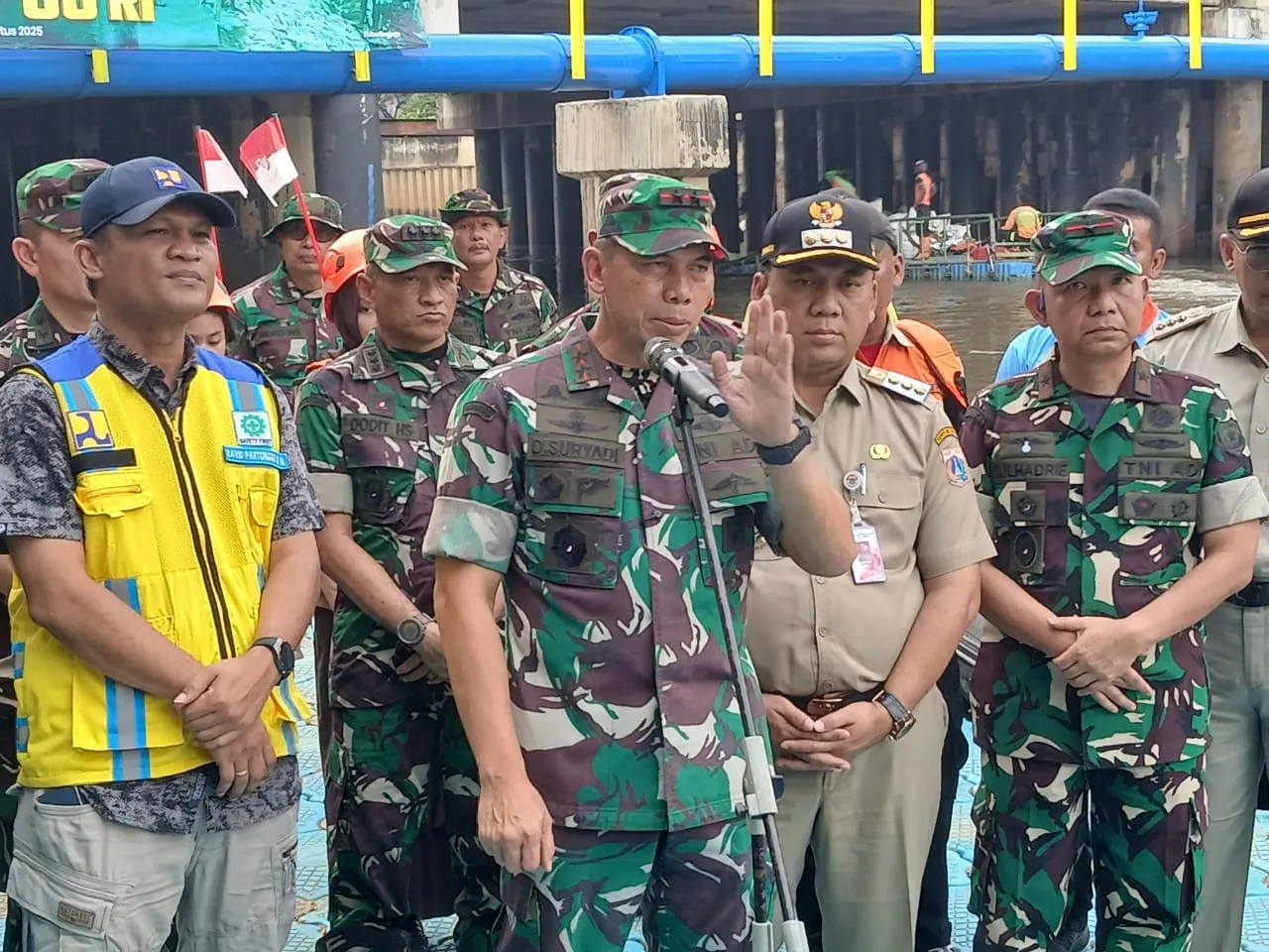 Sambut HUT RI ke 80 Pangdam Jaya Ajak Masyarakat Untuk Jaga Sungai Dengan Bersih.