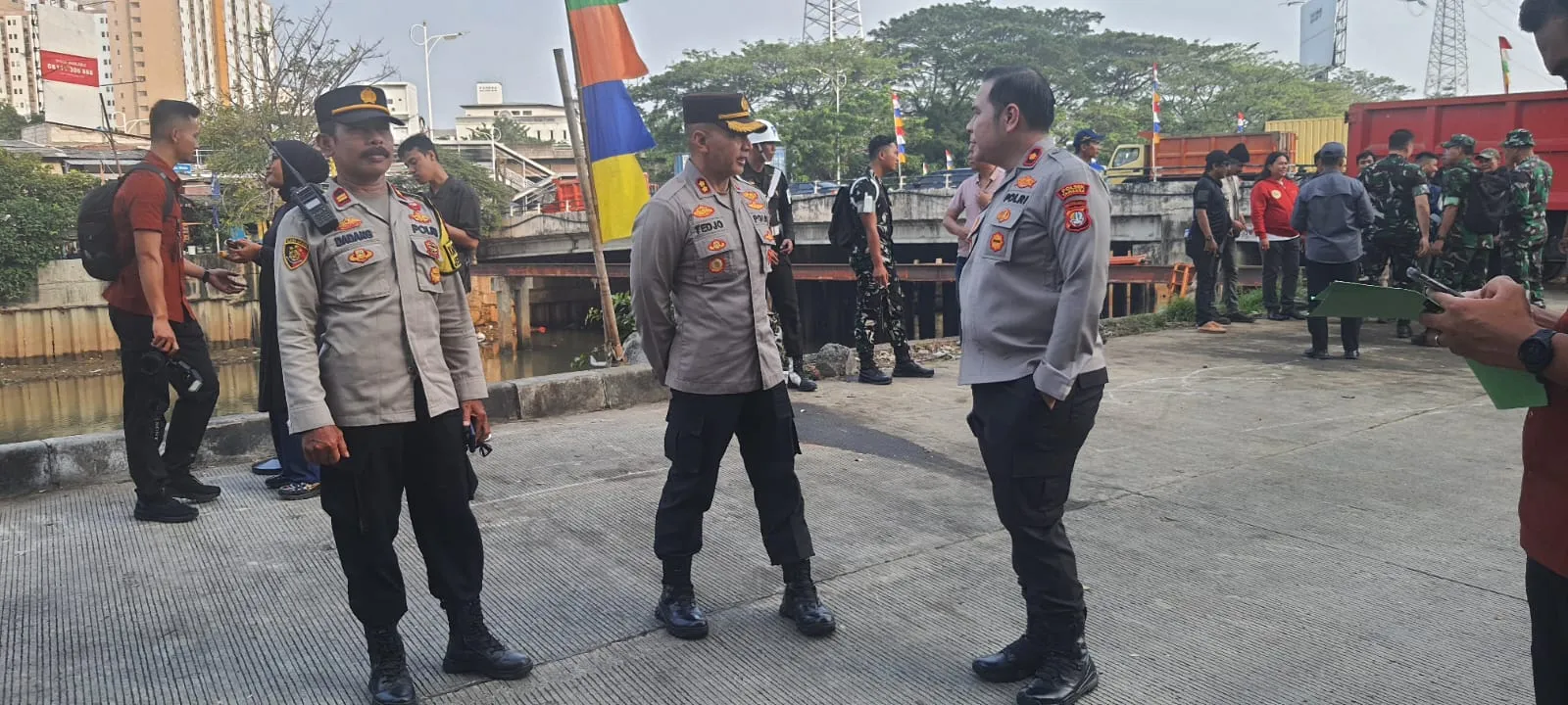 Polsek Tambora Giat Pengamanan Karya Bhakti Ciliwung Bersih.
