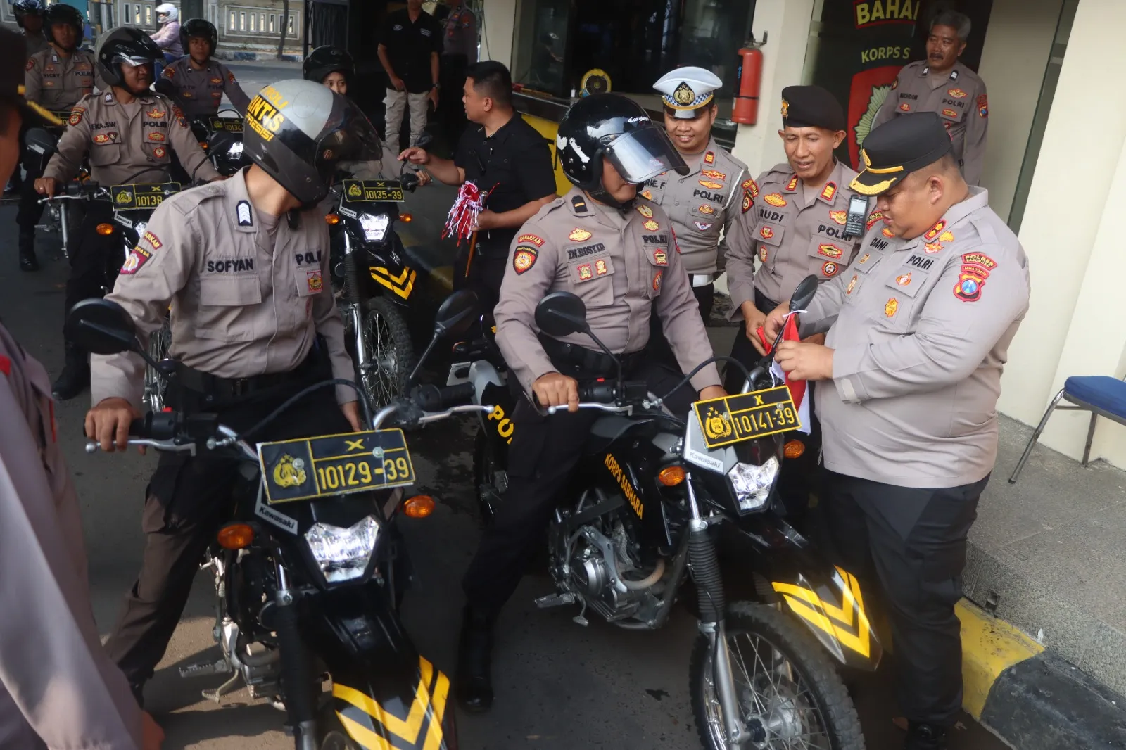 Menyemarakkan HUT ke-80 RI, Kapolres Pasuruan Pasang Umbul-Umbul, Bendera, dan Hias Kendaraan Dinas