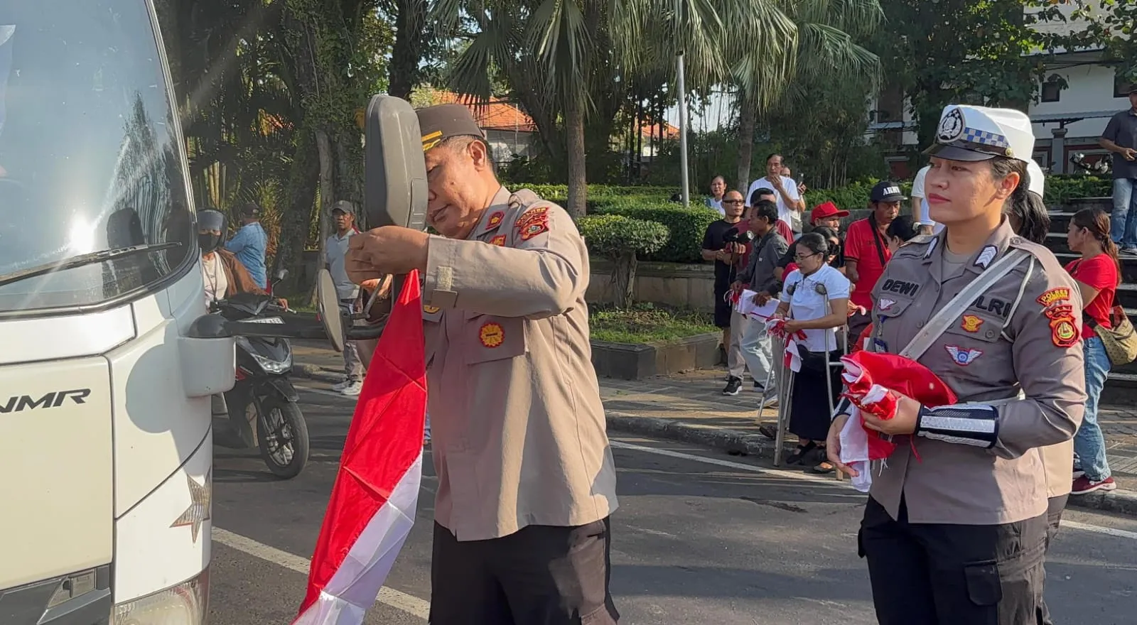 Tumbuhkan Semangat Nasionalisme, Waka Polres Jembrana Ikut Bagikan Bendera Merah Putih Bersama PPDI