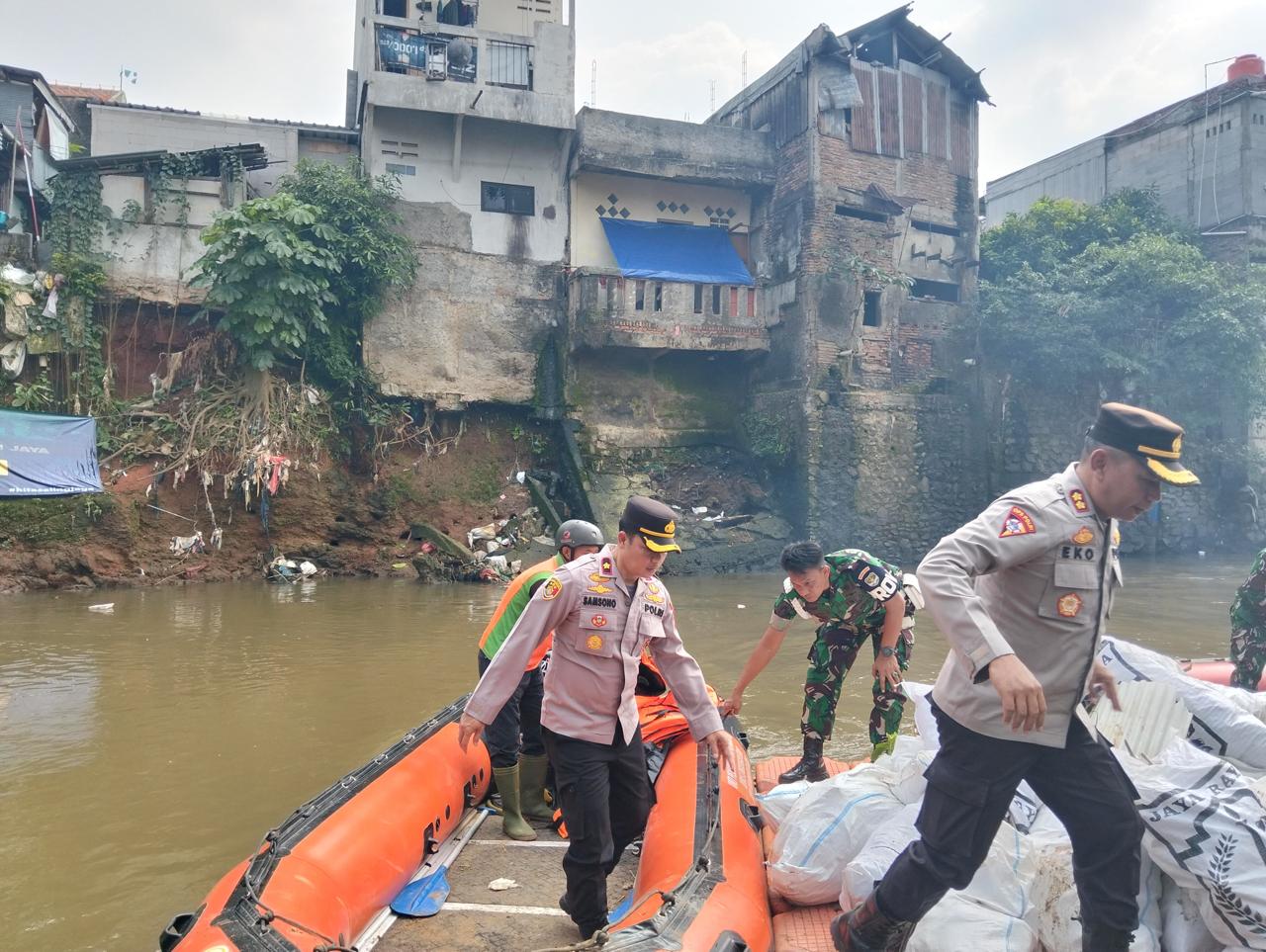 Gotong Royong Unsur 4 Pilar dan Warga Bersihkan Bantaran Kali Ciliwung Sambut HUT ke-80 RI