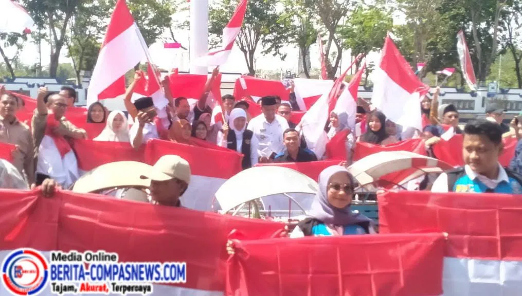 Gubernur Khofifah Berikan Bantuan Sosial kepada Masyarakat Sampang, Berharap Ekonomi Masyarakat Meningkat