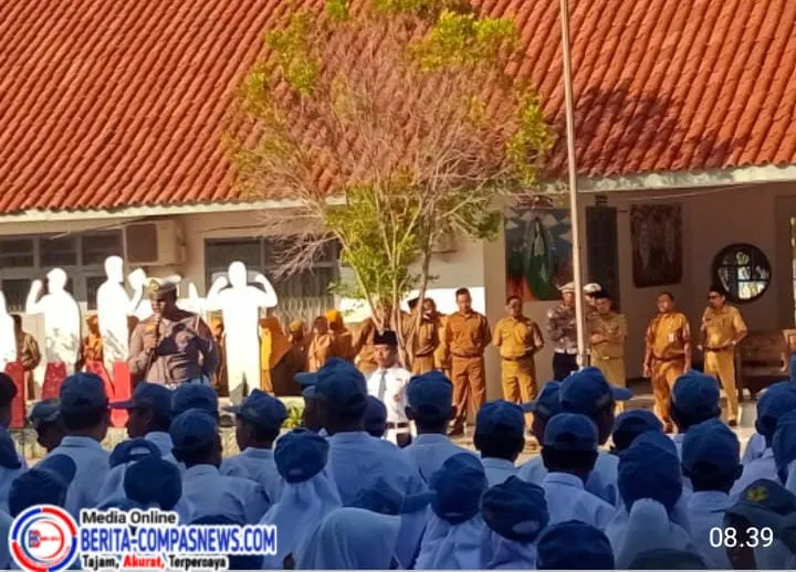 Satlantas Polres Sampang Gelar Upacara dan Sosialisasi Tertib Berlalulintas di SMA Negeri 1 Sampang