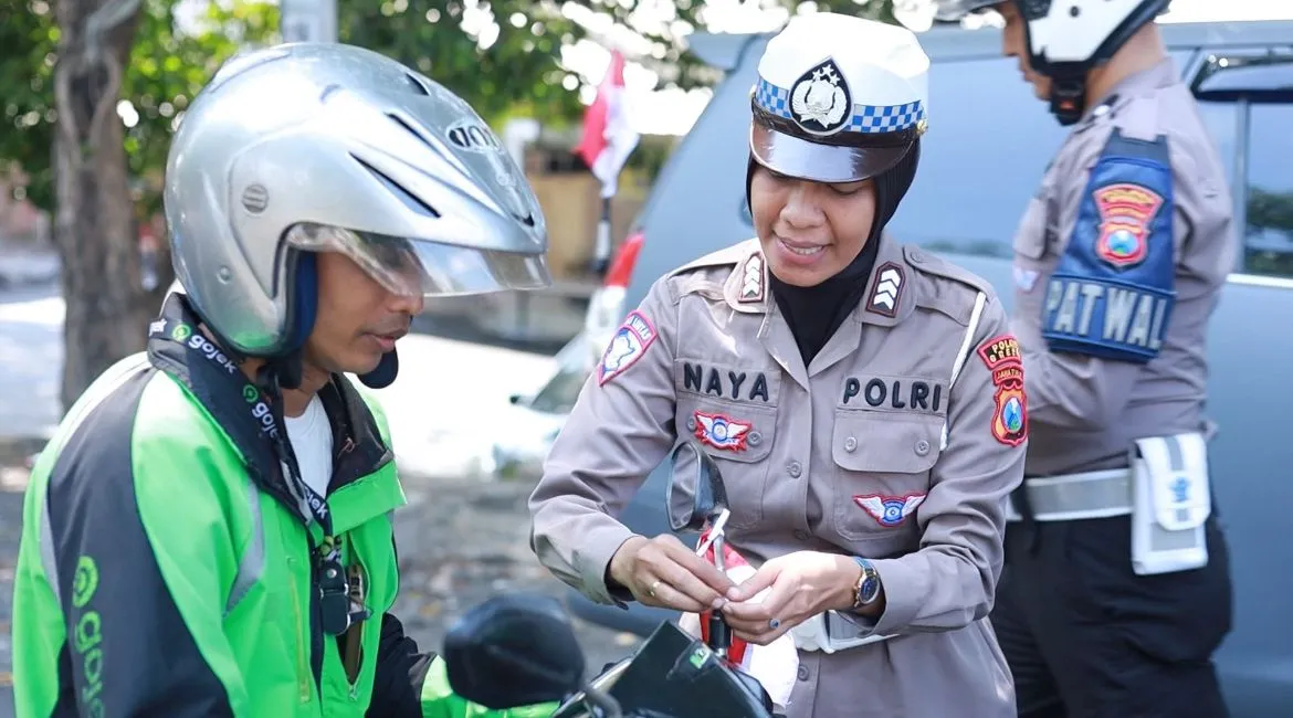 Polres Gresik Bagikan Bendera dan Pin Merah Putih di Jalan Tanamkan Semangat Kemerdekaan