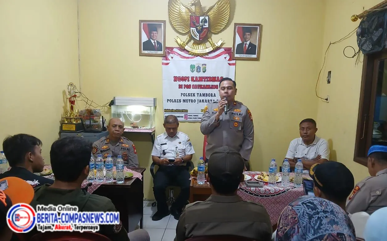 Polsek Tambora Mengadakan ngopi Kamtibmas di Pos Siskamling.