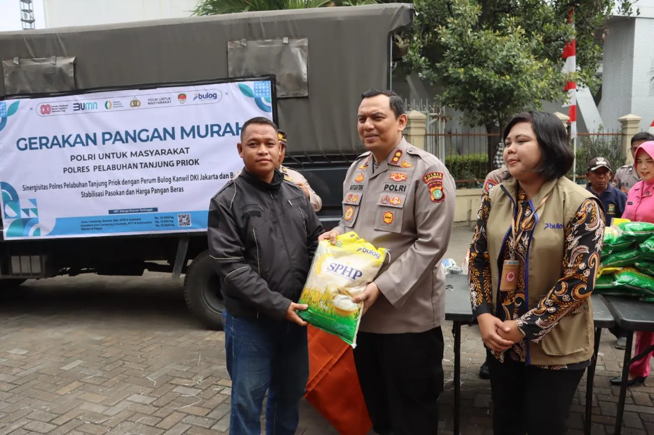 Polres Pelabuhan Tanjung Priok Gelar Gerakan Pangan Murah kepada Buruh Tenaga Kerja Bongkar muat Pelabuhan dan Supir Truck