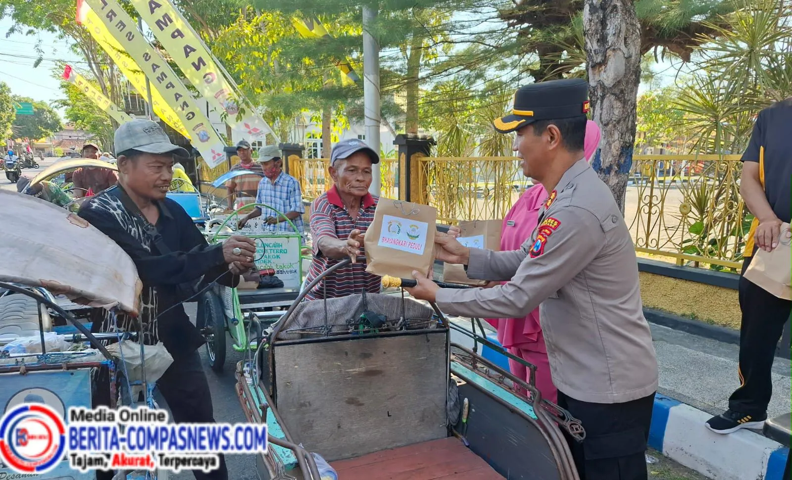 Bhayangkari Polres Sampang Berbagi Makanan Siap Saji kepada Masyarakat dalam Rangka Bhayangkari Peduli