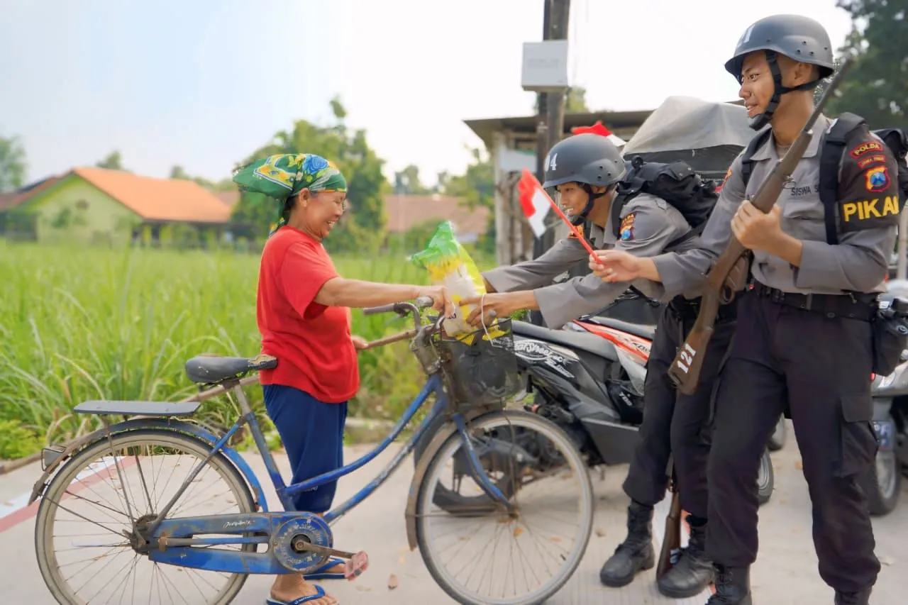 Tanamkan Nasionalisme 247 Siswa SPN Polda Jatim Gelar Ekspedisi Darat, Bagikan 800 Bendera dan Bansos