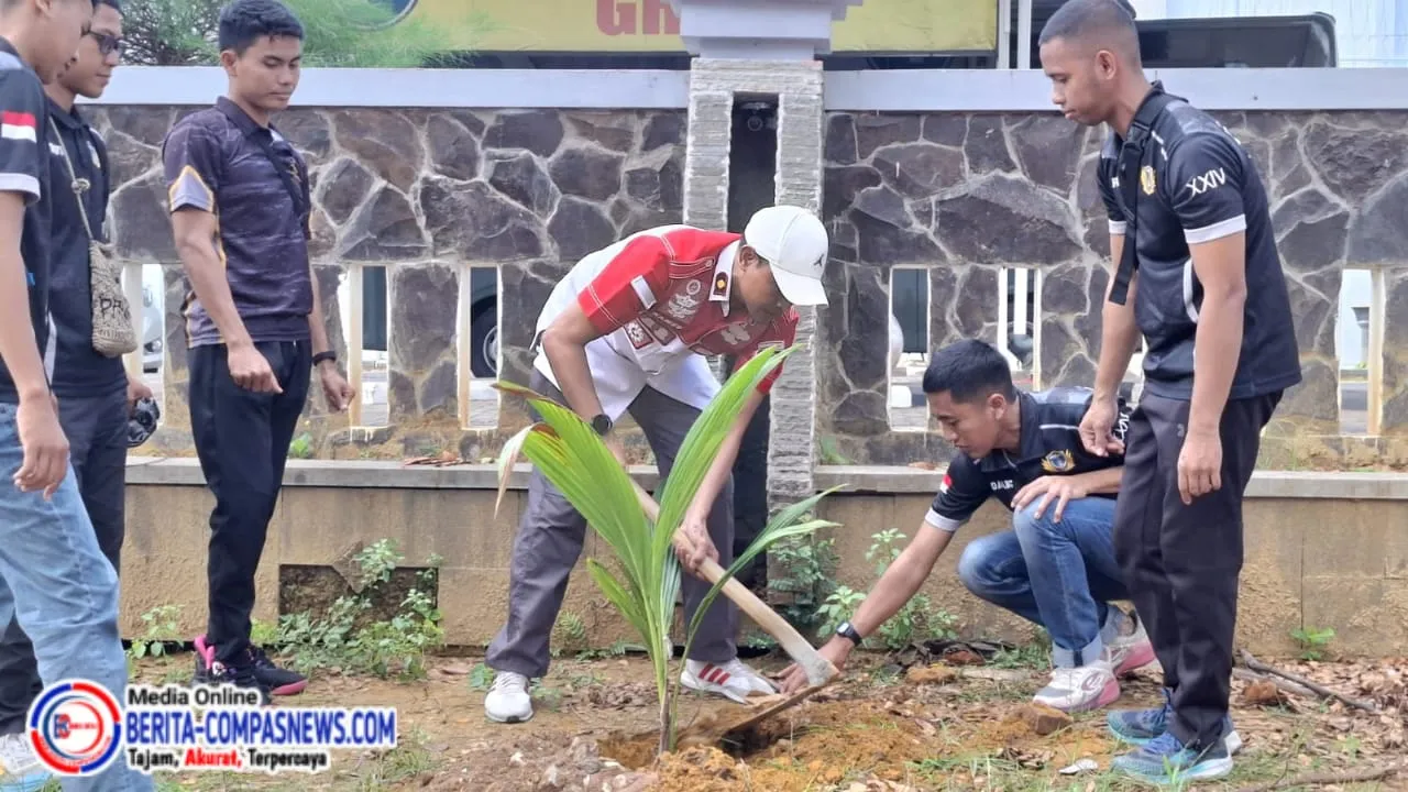 Merayakan HUT RI ke-80, Lapas Rutan Sampang Gelar Penanaman Pohon Kelapa