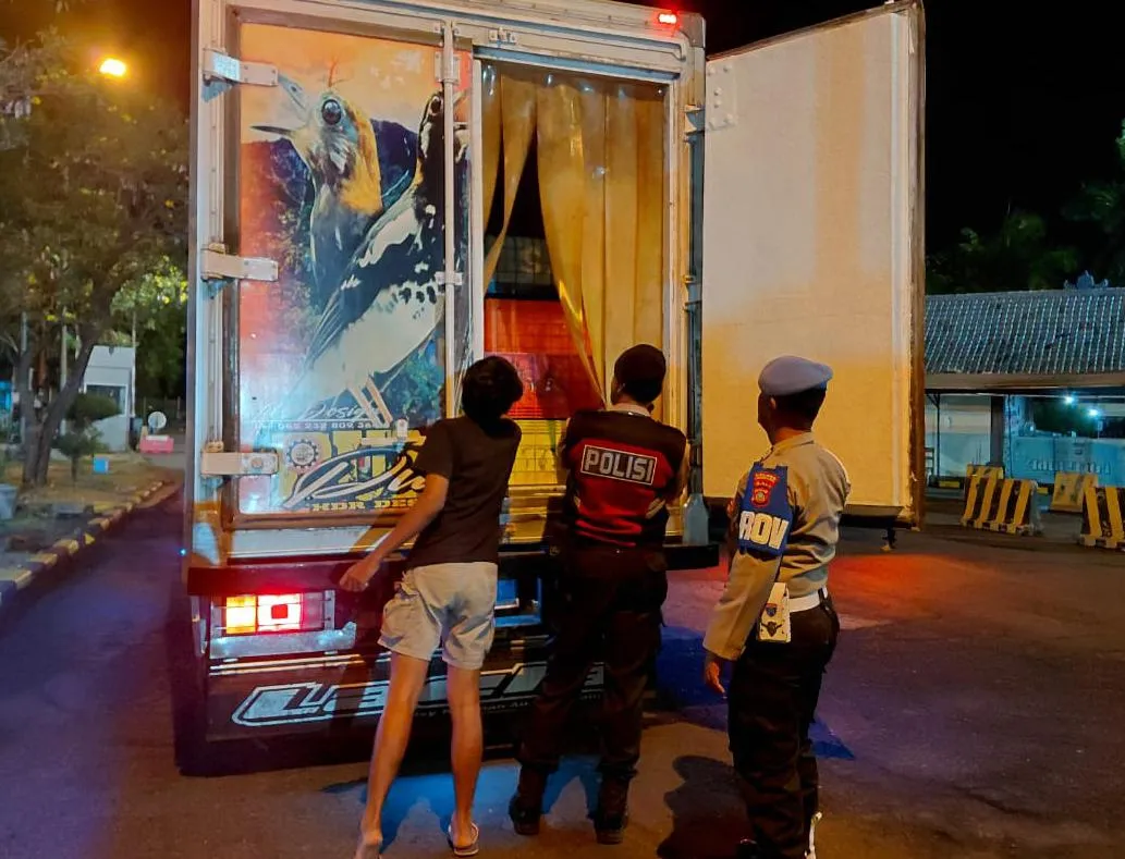 Polres Jembrana melalui Polsek Gilimanuk Laksanakan Pemeriksaan Rutin di Pos 2 Pintu Masuk Bali