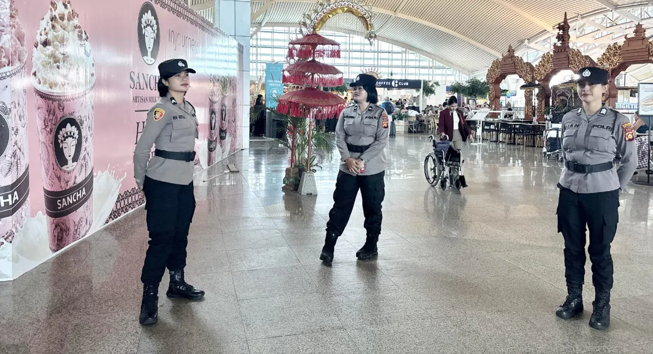 Polwan Humanis Sambut Penumpang Dengan Senyum di Bandara Ngurah Rai