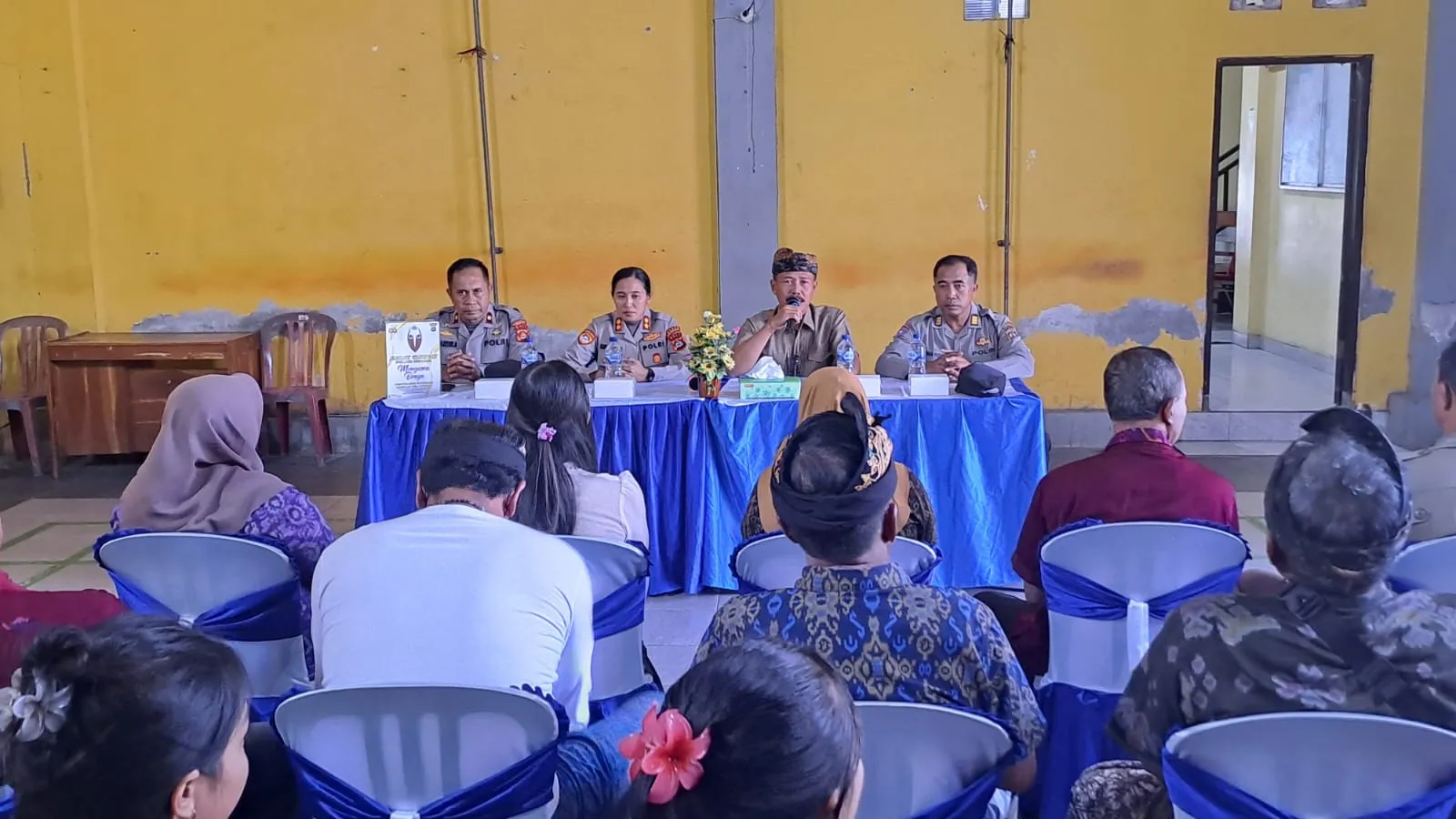 Kapolres Jembrana Gelar Jumat Curhat Bersama Tokoh dan Warga Desa Banyubiru