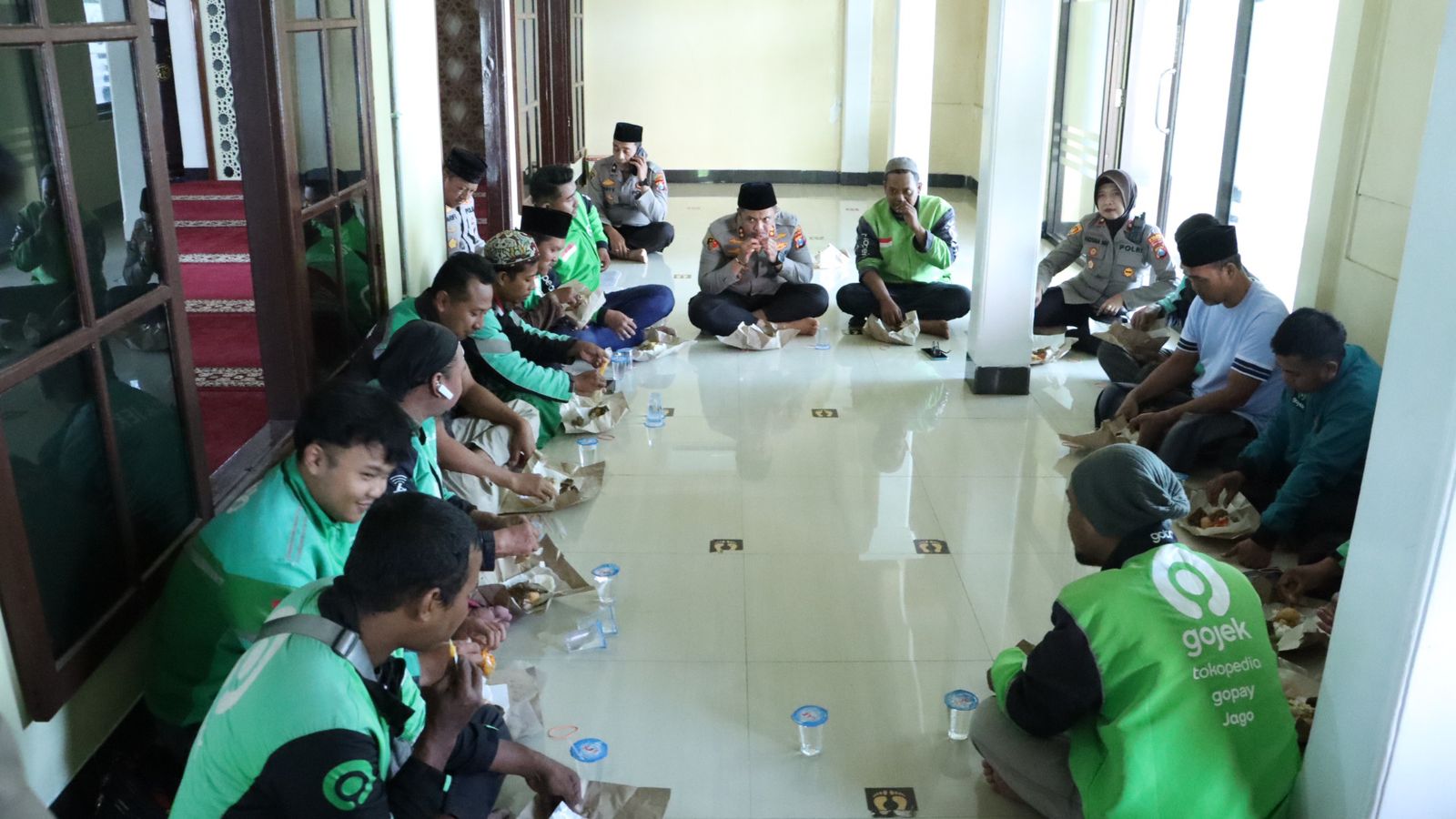Bersama Komunitas Ojol, Polres Bangkalan Gelar Sholat Ghaib dan Tahlil Doakan Driver Ojol Affan Kurniawan yang Berpulang