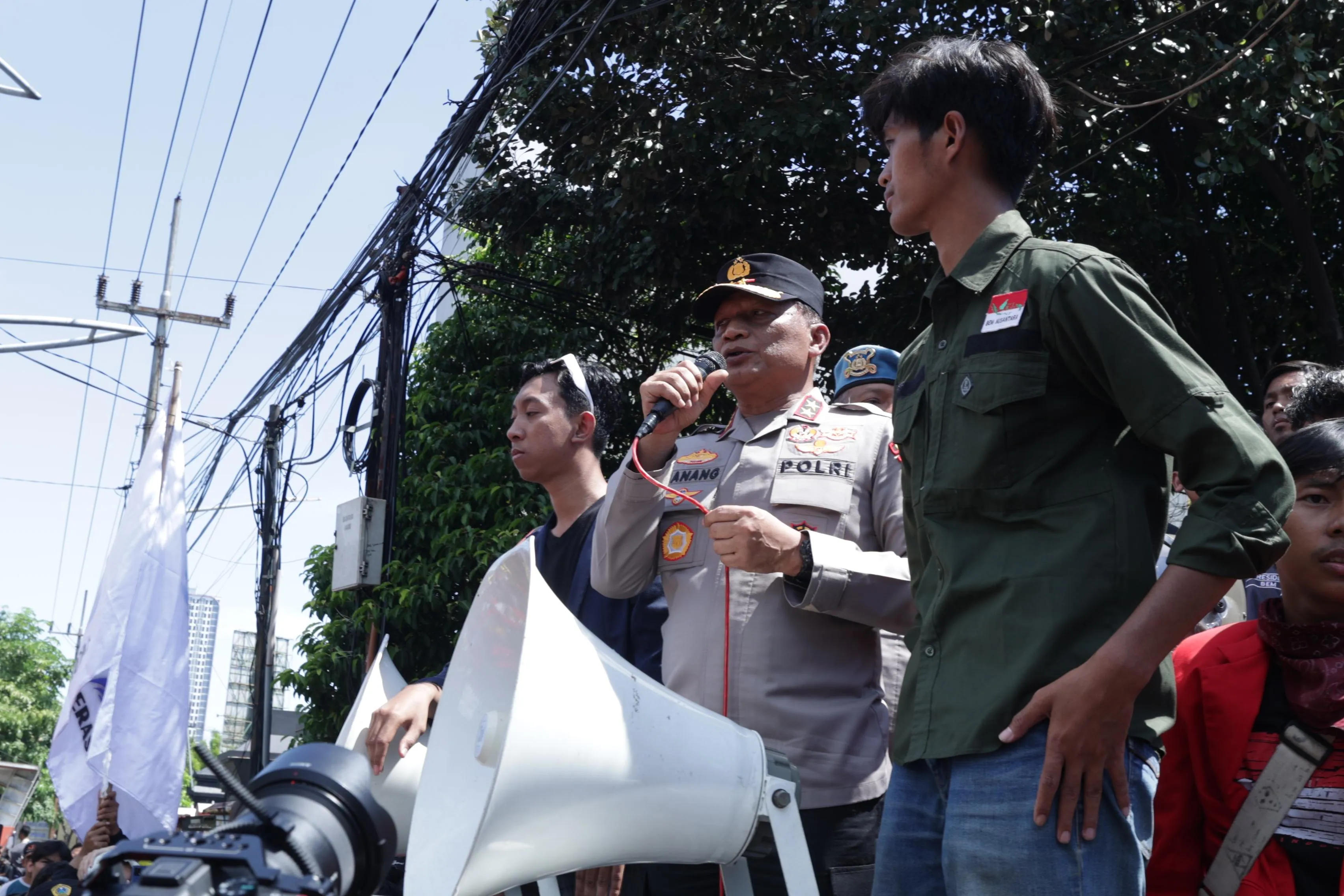 Kapolda Jatim Temui Massa Unras Aliansi BEM Nusantara di Depan Mapolda Jawa Timur