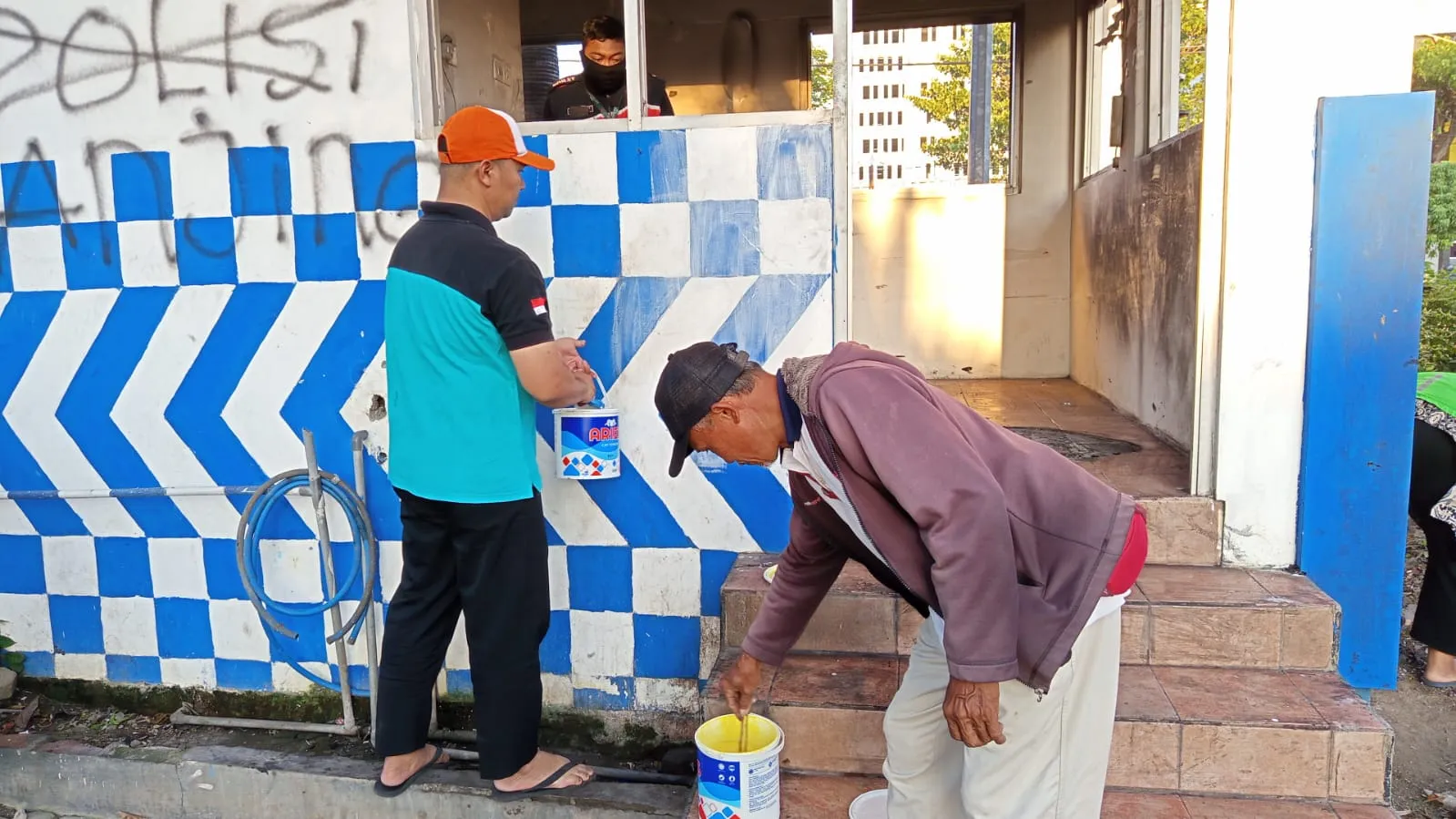 Ojol &amp; Warga Kompak Bersihkan Pos Polisi yang Dibakar Massa di Surabaya