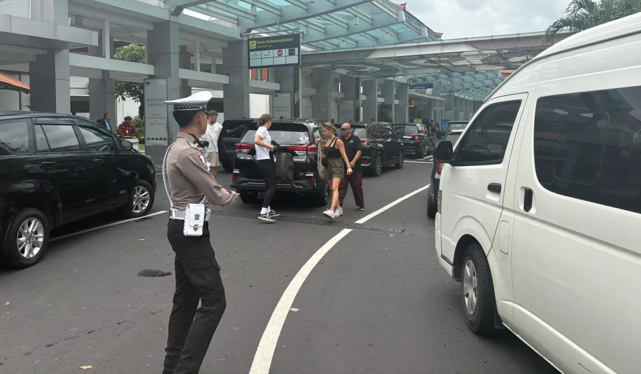 Personil Sat Lantas Polres Bandara Atur Arus Lalin di Terminal Domestik Ngurah Rai, Pastikan Kelancaran dan Keamanan