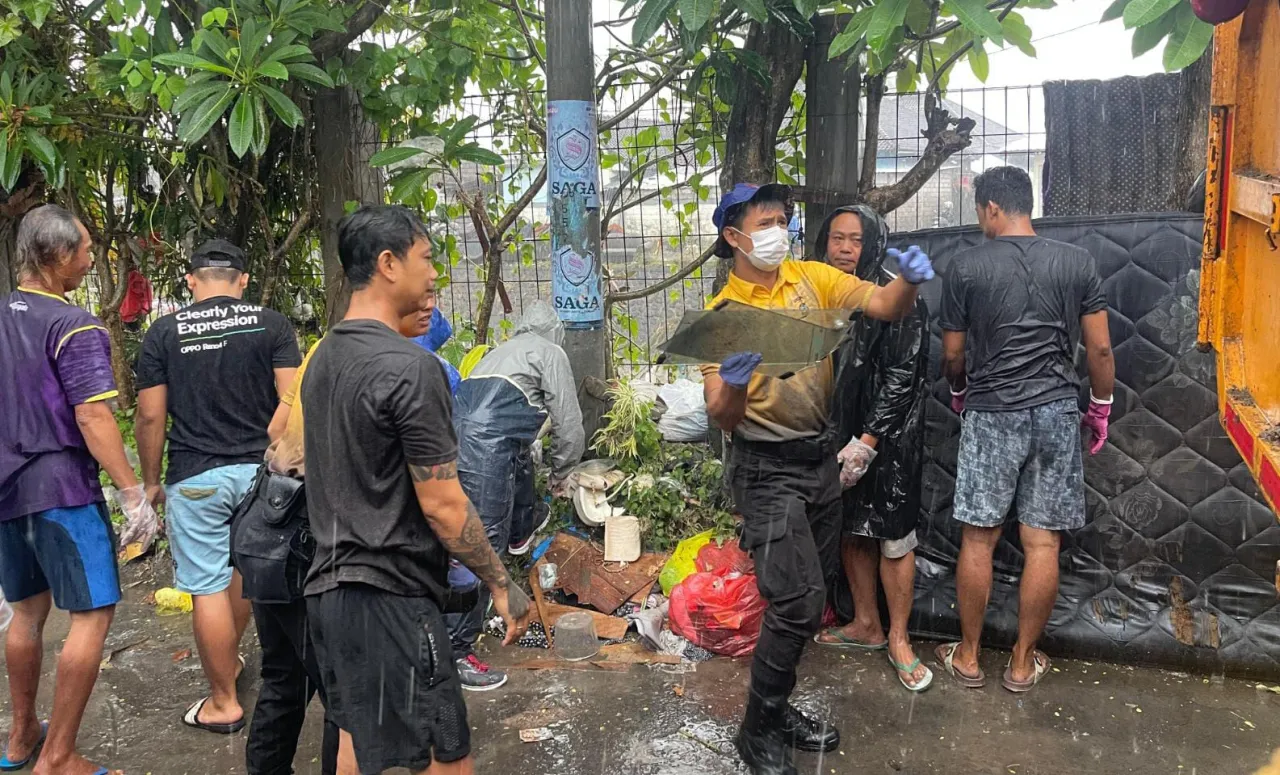 TNI, Polri, dan Pemkot Denpasar Gelar Karya Bhakti Bersih-Bersih Pasca Banjir di Denpasar Barat