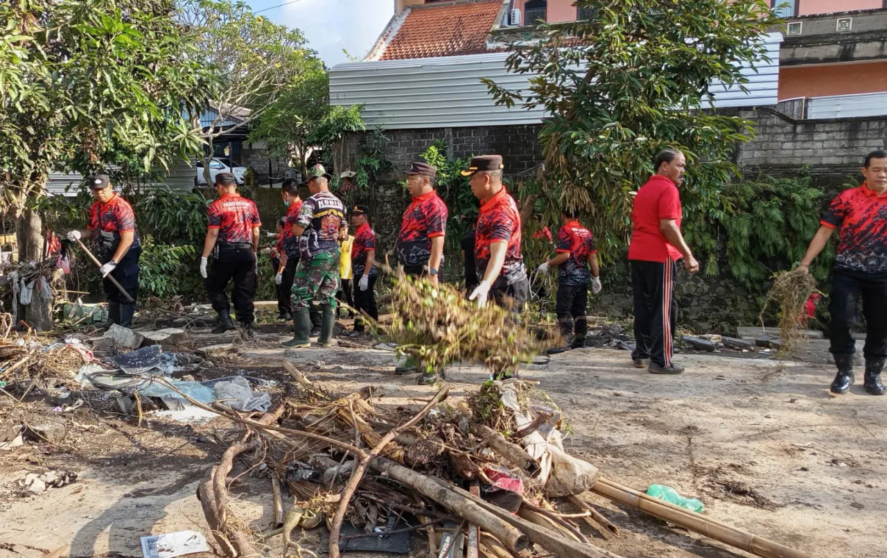Berlanjut di Jalan Trenggana, Polsek Dentim Bersama TNI, Brimob, Kecamatan, dan Instansi Terkait Bersihkan Sungai Buluh